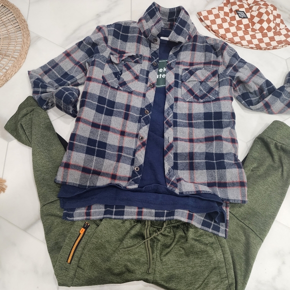 Boys size 8-10, [art class ] gray,blue long sleeve plaid button up flannel shirt - Picture 15 of 16